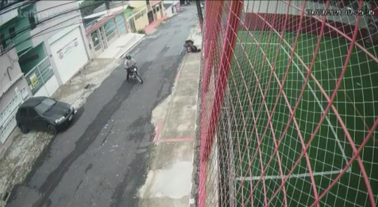 Vídeo: Mulher é brutalmente espancada por assaltante em Manaus