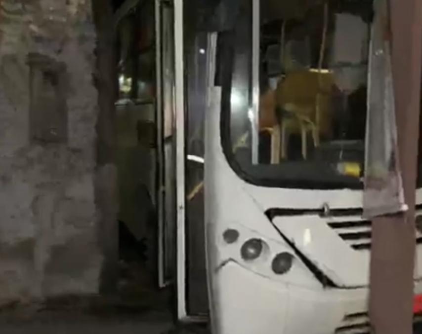 Ônibus perde freio e atinge residência na Zona Norte de Manaus