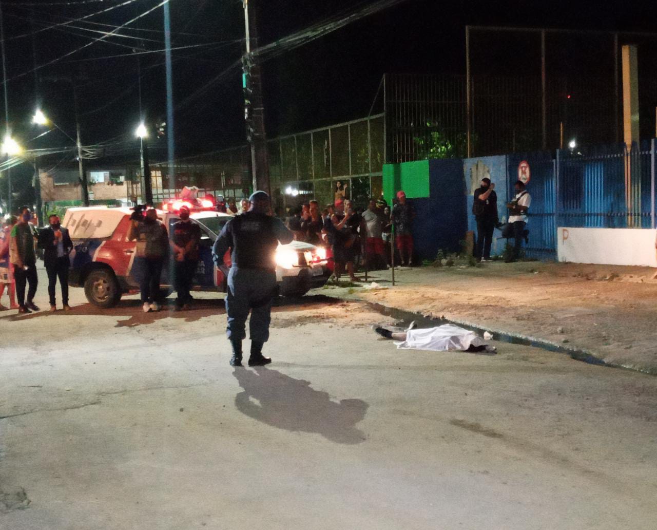 Jovem é morto e amigos baleados a caminho de partida de futebol em Manaus