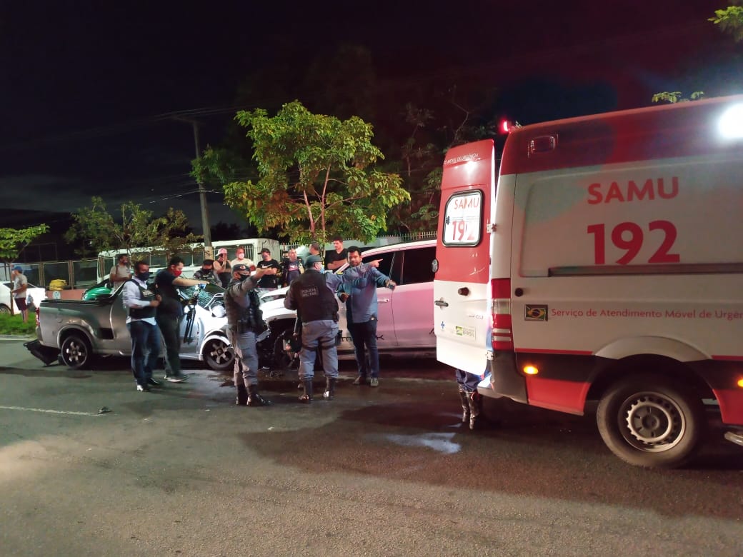 Caminhonete atropela motoqueiro e colide violentamente com carro em Manaus