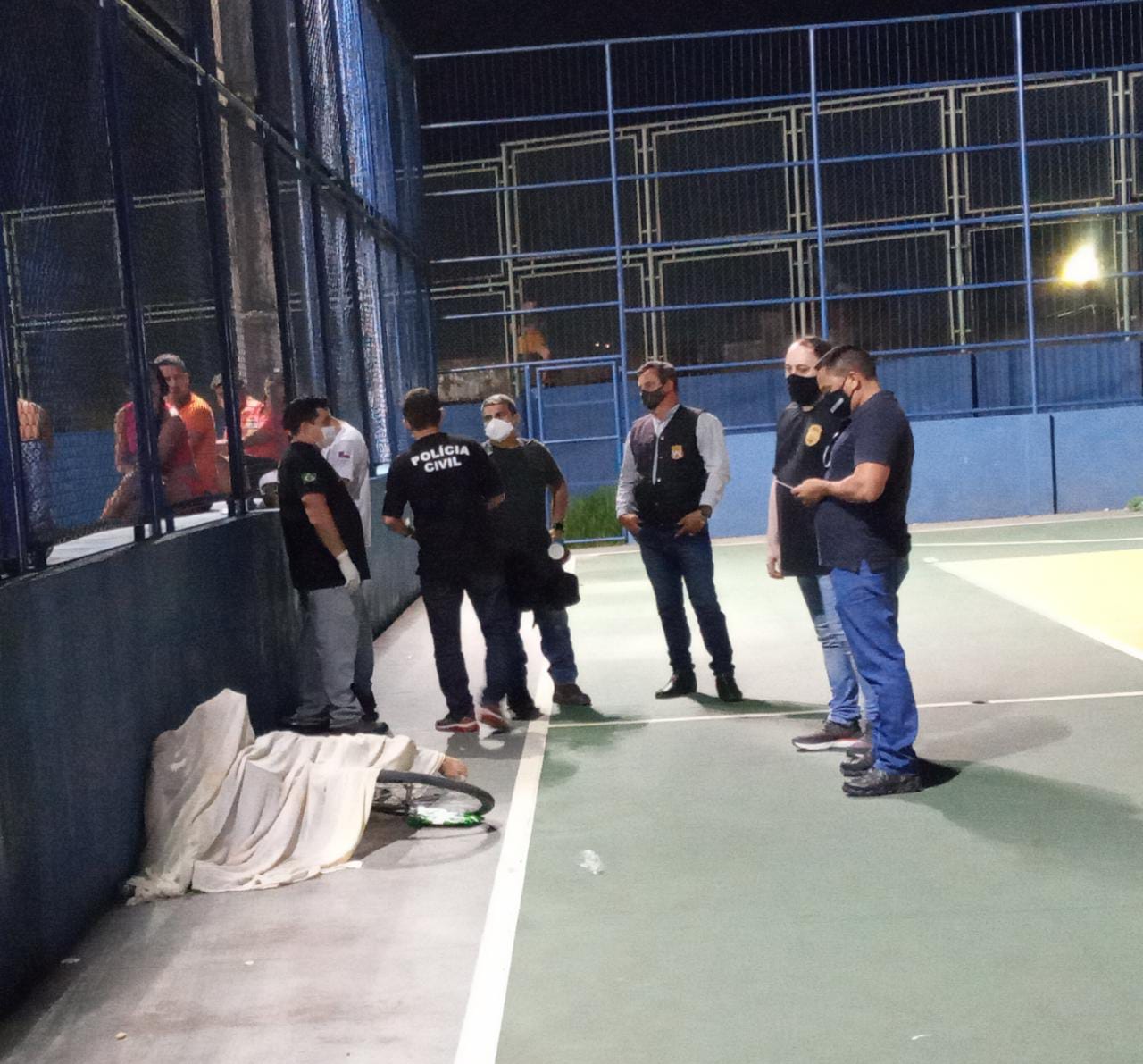 Jovem é assassinado dentro de quadra de futebol na Compensa