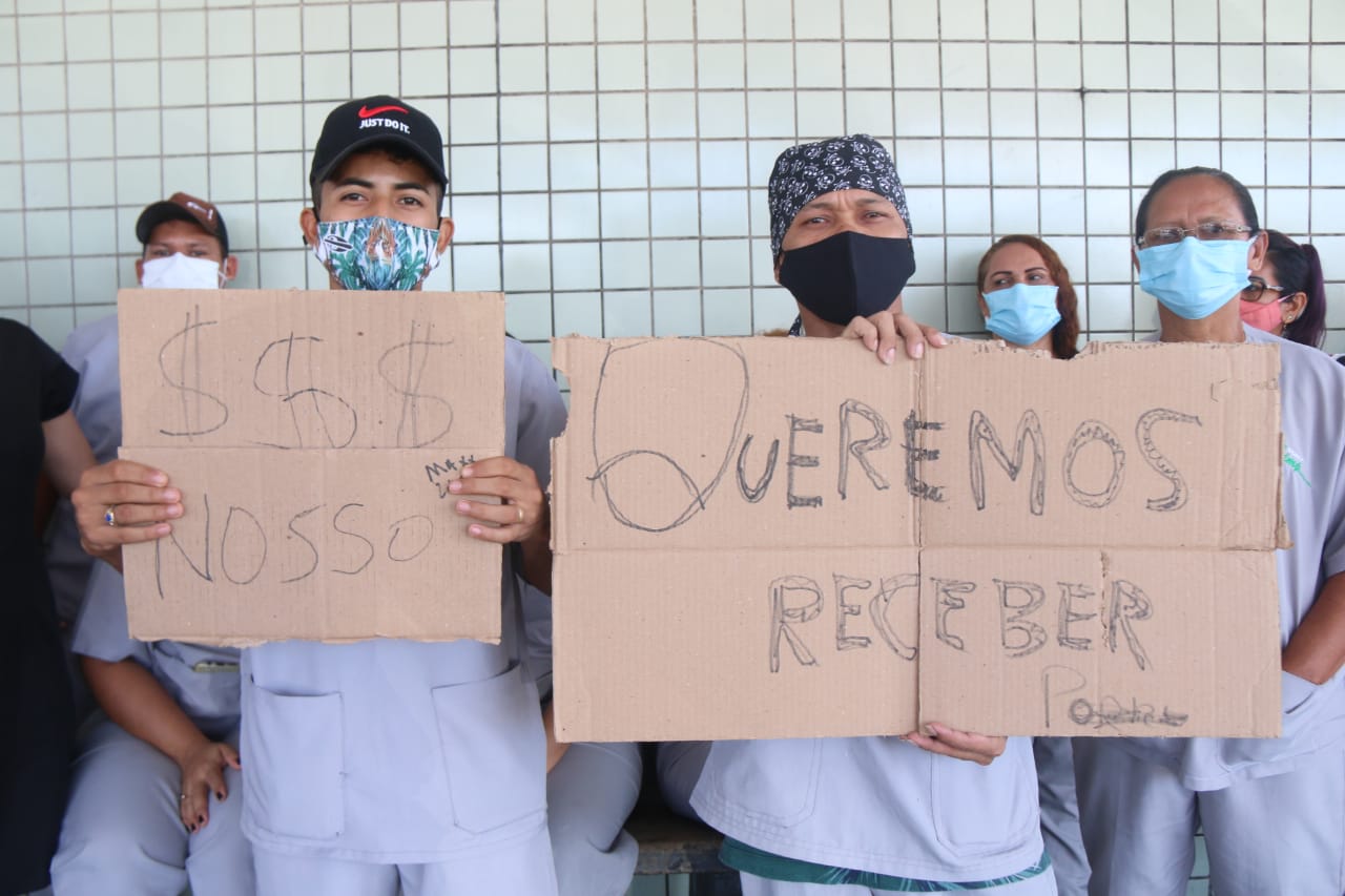 Terceirizados do Hospital Platão Araújo protestam contra salários atrasados
