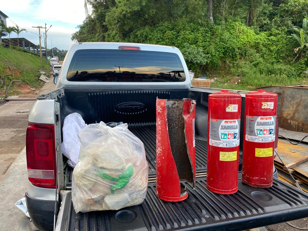 Extintores com 120 Kg de drogas são encontrados dentro de balsa em Manaus