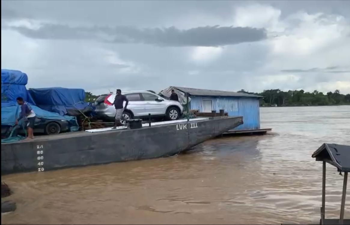 Vídeo: Balsa esmaga flutuantes no Amazonas