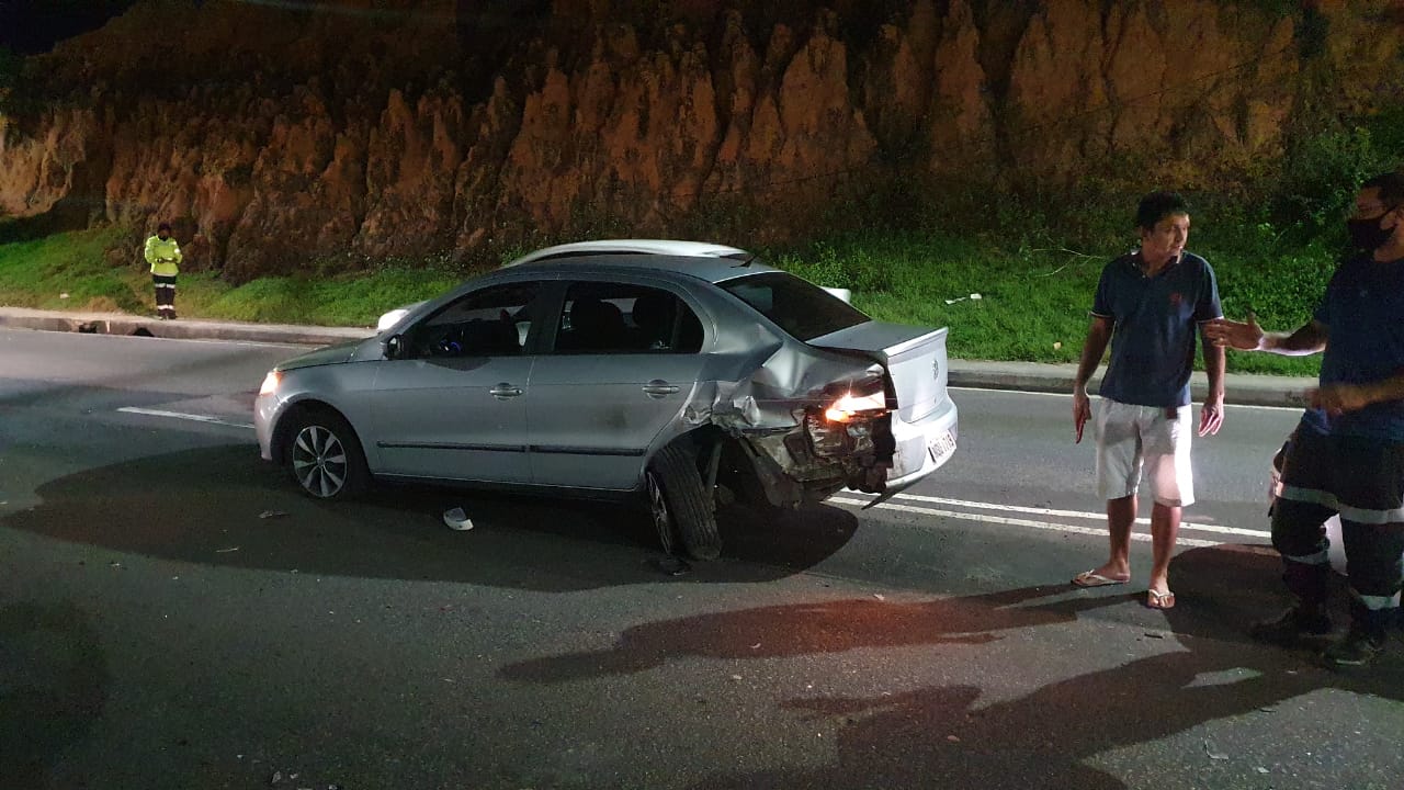 Buraco em avenida faz enfermeira sofrer dois acidentes seguidos em Manaus