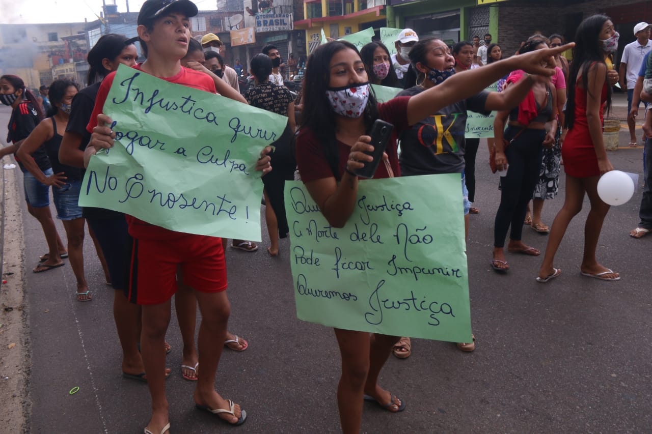 Familiares de jovem morto fecham avenida de Manaus e acusam PM de crime