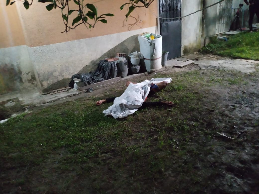 Homem é assassinado a tiros e facadas ao sair de jogo de futebol em Manaus