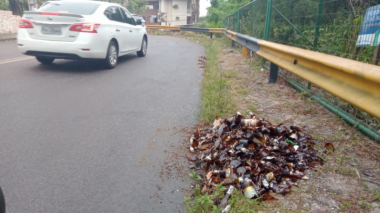 Carga de cerveja despenca de carro no meio da rua em Manaus