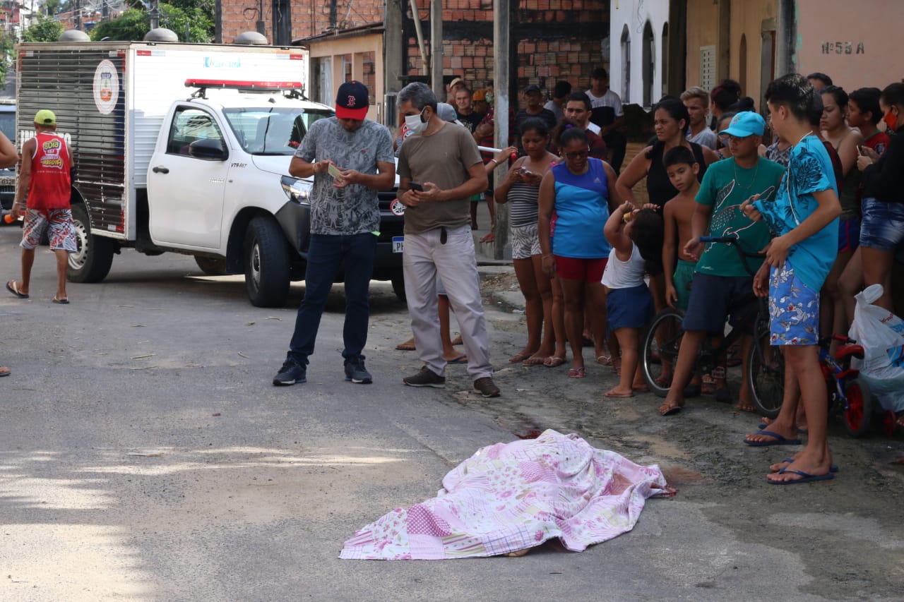 Homem é brutalmente assassinado na frente do filho em Manaus