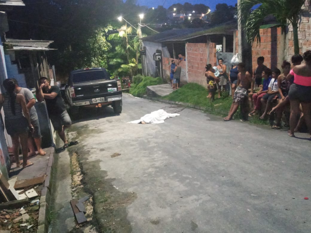 Homem é morto e amigo baleado no meio da rua em Manaus