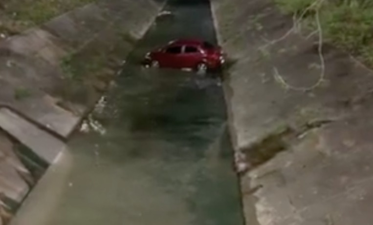 Carro cai em igarapé após motorista tentar desviar de moto em Manaus