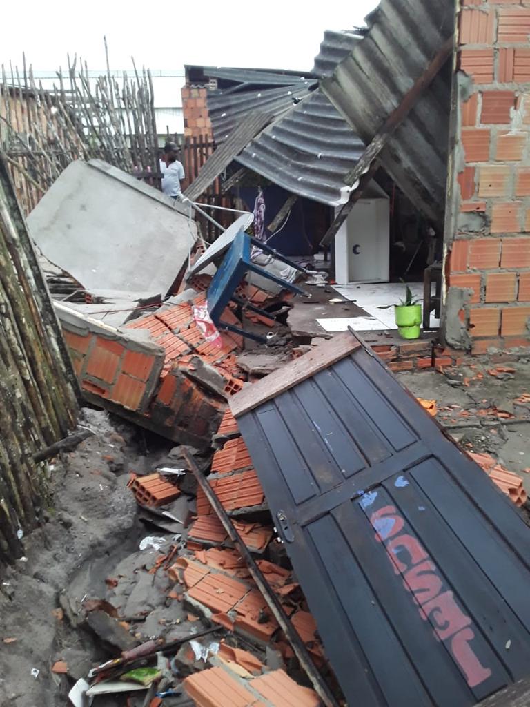 Família entra em desespero ao ver casa desabar durante temporal em Manaus