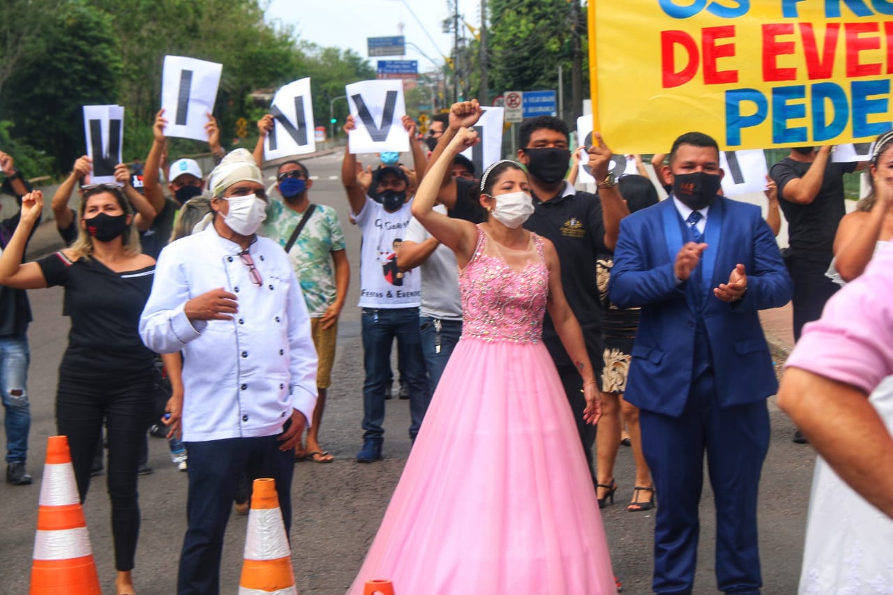 Manifestantes pedem retorno das atividades do setor de eventos em Manaus