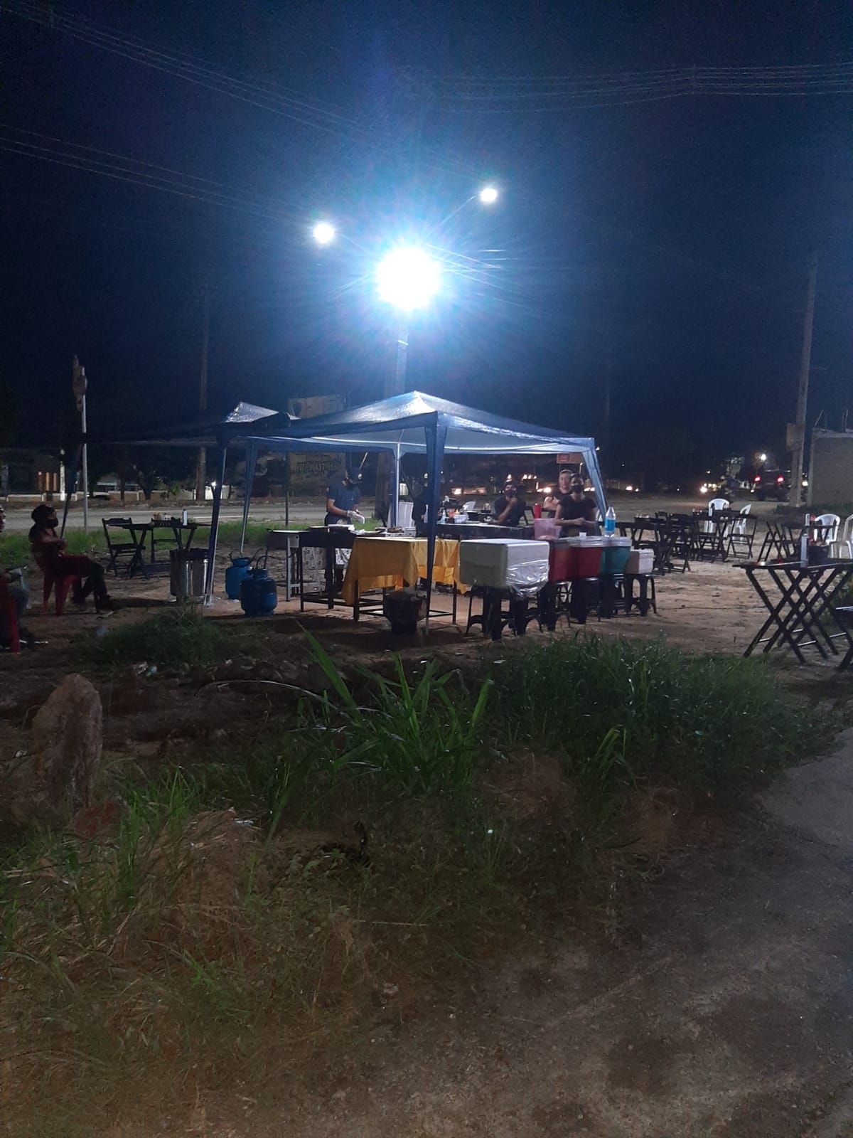 Comerciantes invadem e destroem terreno arborizado por moradores em Manaus 