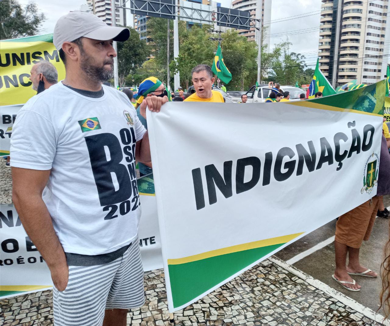 Grupo pró-Bolsonaro hostiliza mulher que protestou contra mortes por Covid