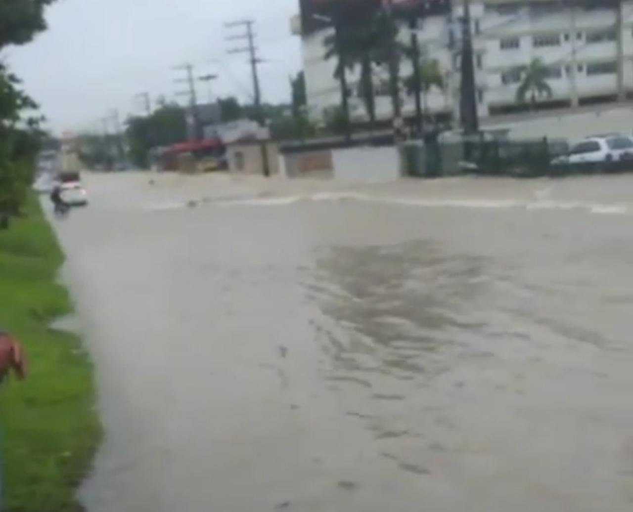 Novo vídeo mostra desespero em meio à Torquato Tapajós inundada em Manaus
