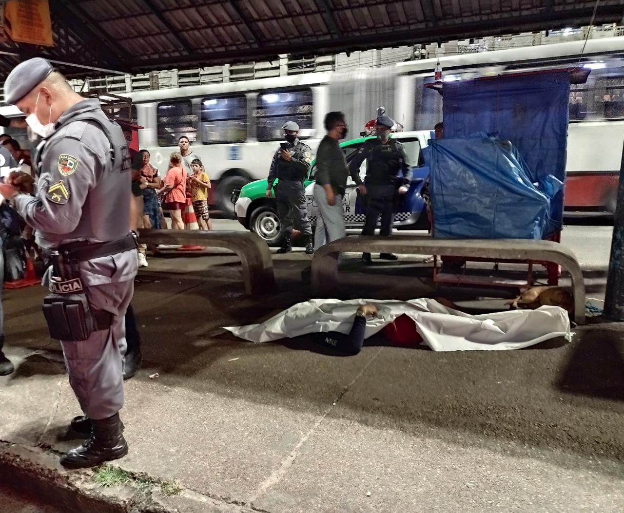 Homem tenta fugir da morte mas é executado em parada de ônibus de Manaus