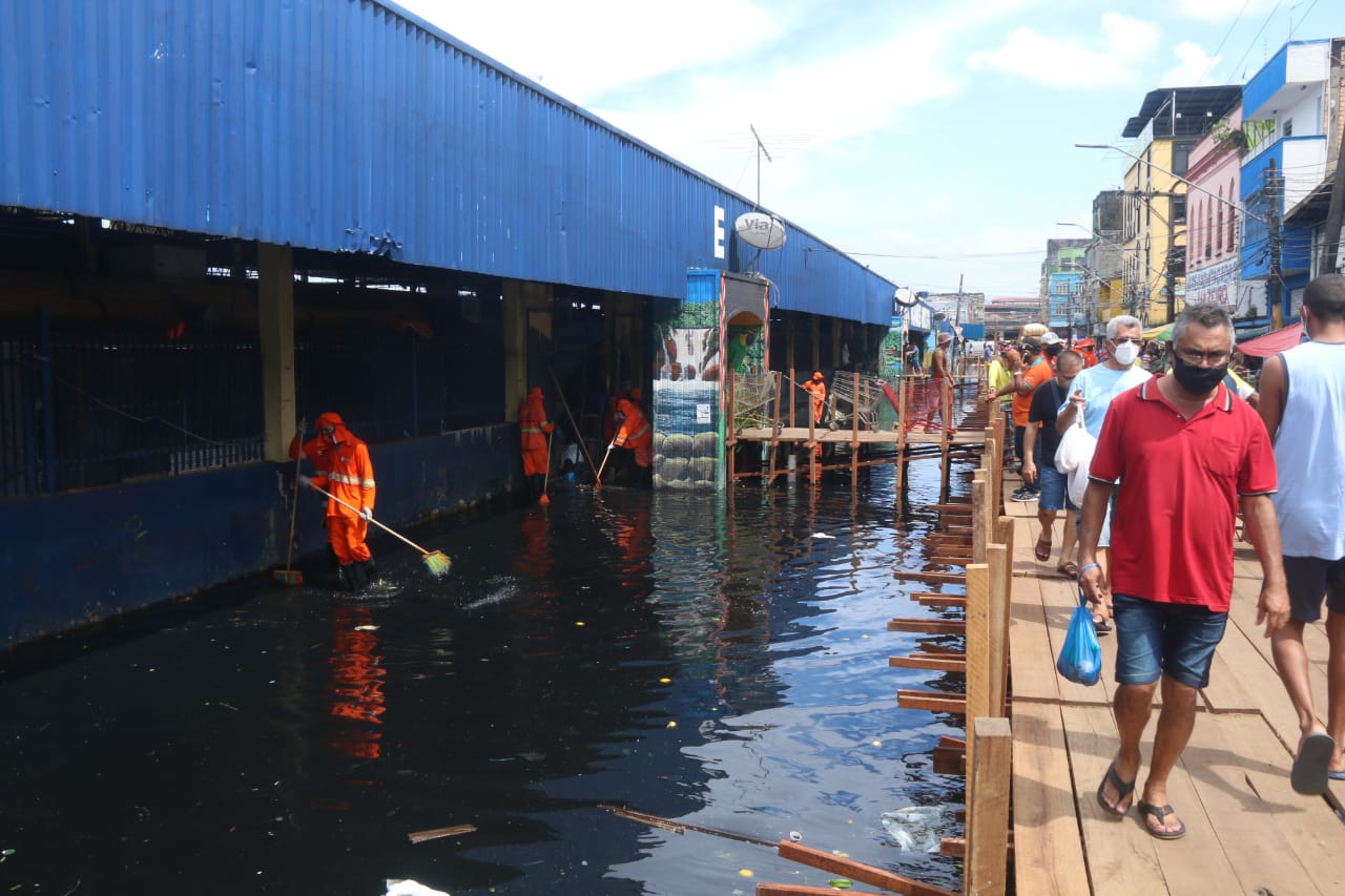 Feira da Manaus Moderna já é atingida pela enchente; veja fotos