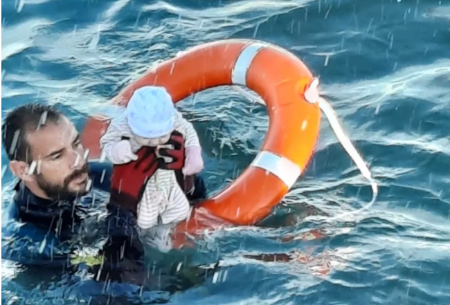 Crianças são resgatadas no mar durante travessia ilegal para Espanha