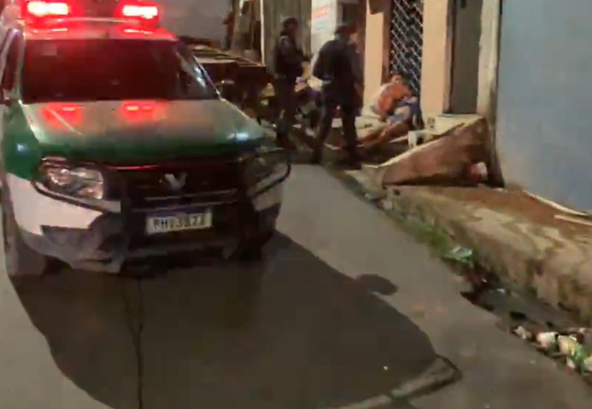 Mulher é brutalmente espancada e jogada na rua em Manaus