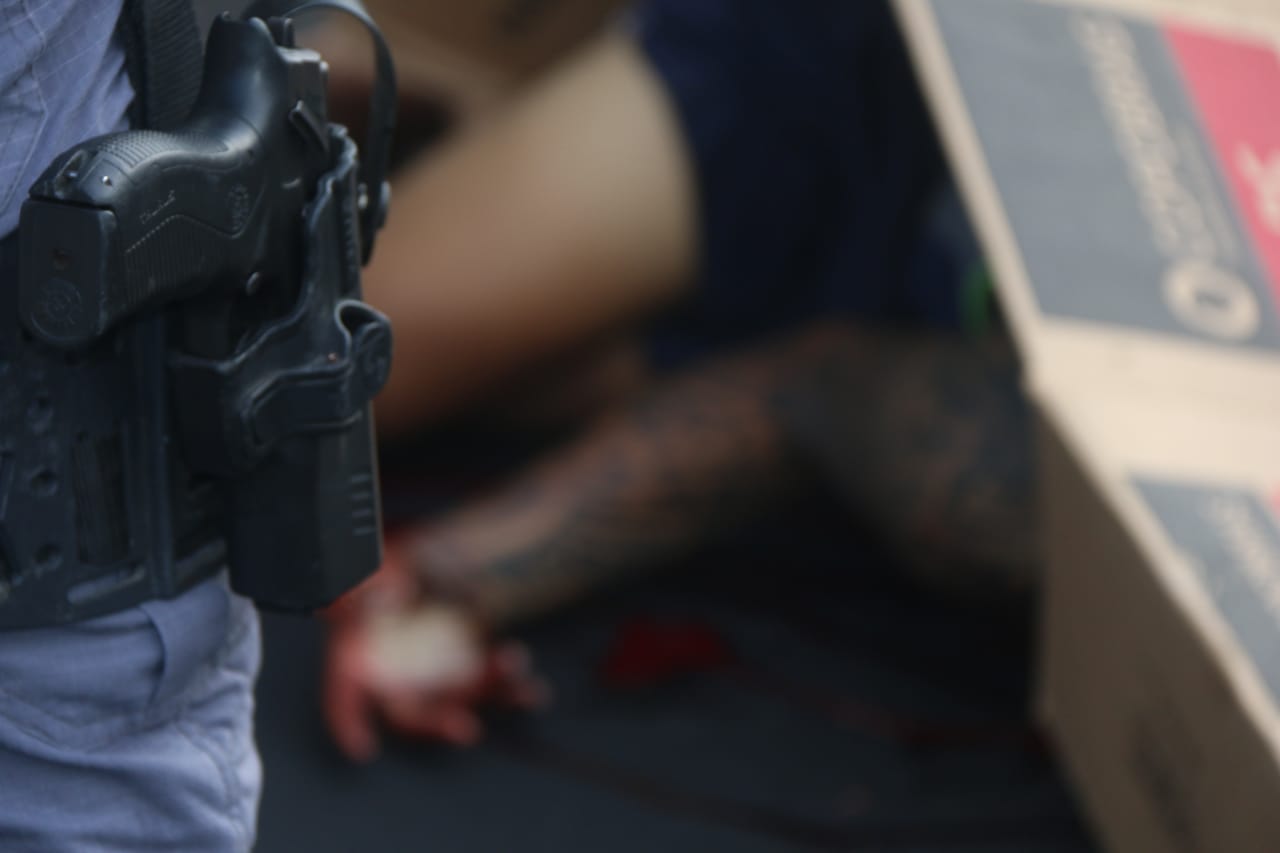 Homem é assassinado na frente da casa da família em Manaus