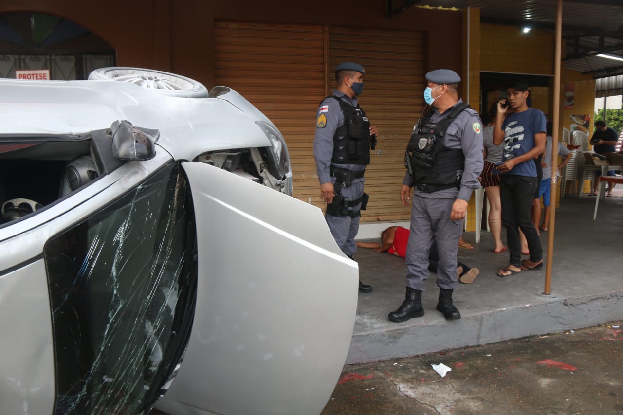 Mulher fica ferida após carro capotar em acidente violento em Manaus