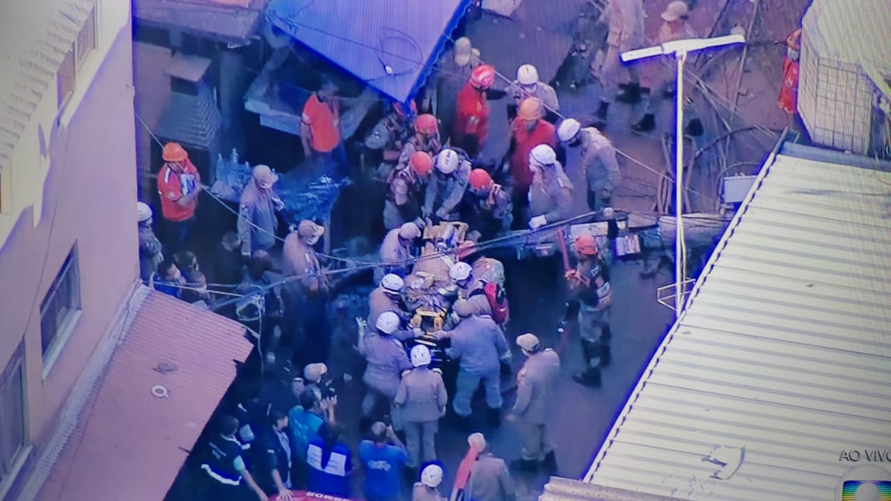 Mulher é resgatada com vida de prédio que desabou no Rio de Janeiro