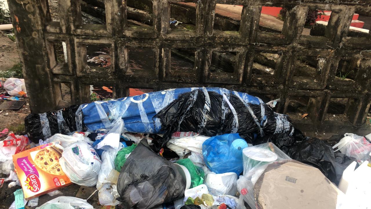 Enrolado em lona, corpo é achado dentro de lixeira a céu aberto em Manaus