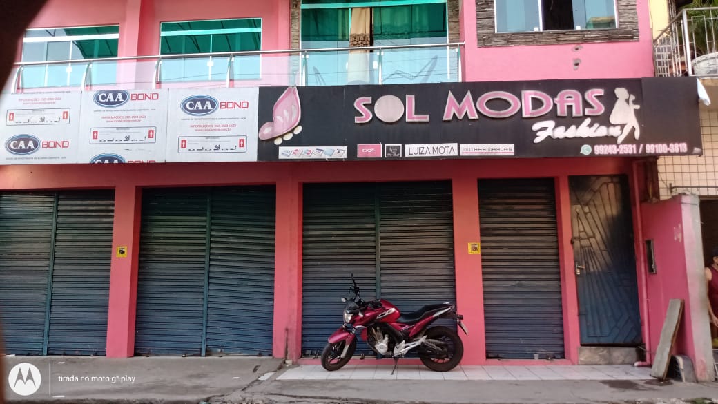 Empresária é baleada por assaltantes dentro de loja em Manaus