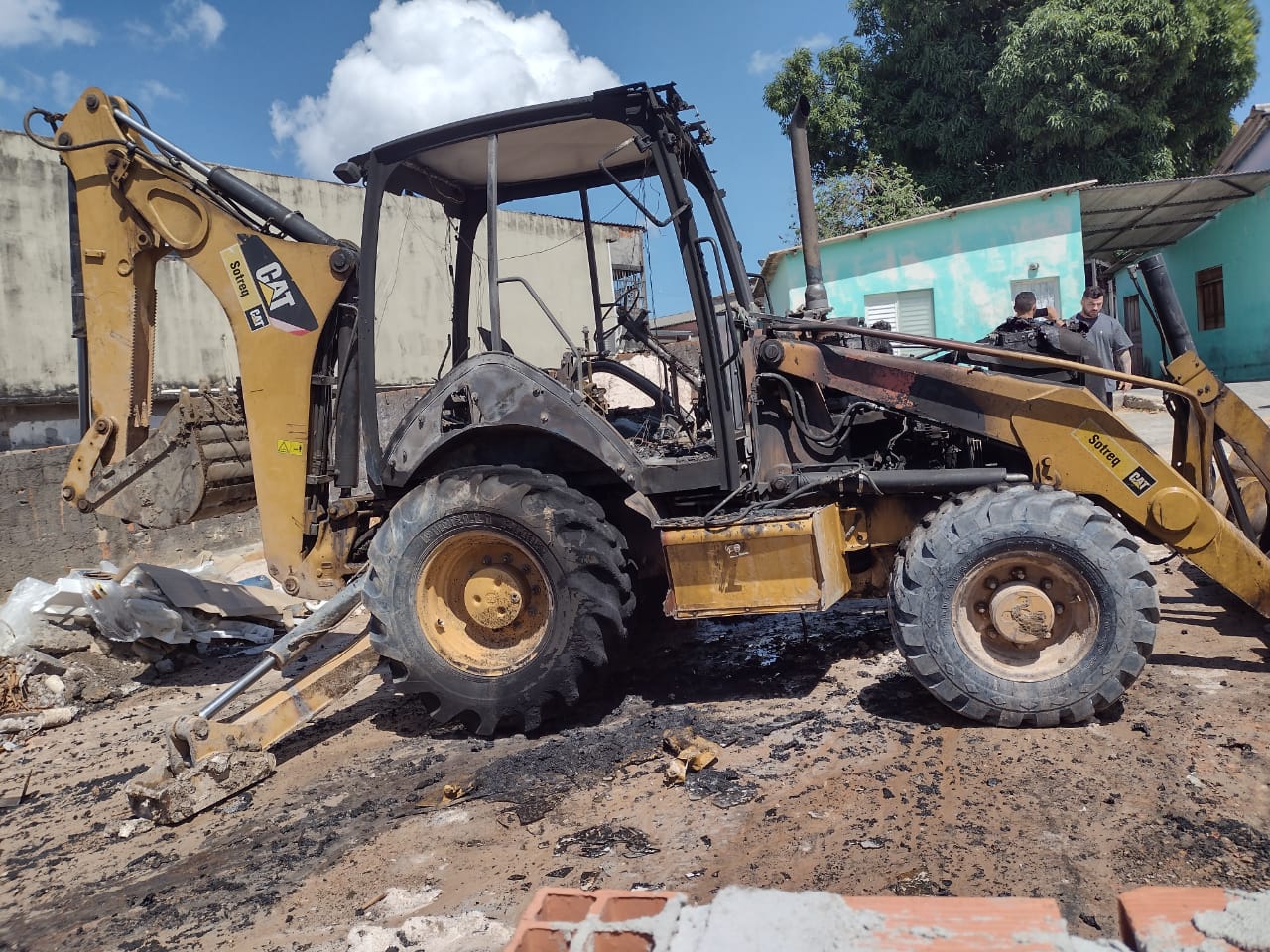 Facção ateia fogo em tratores da prefeitura de Manaus em ataque coordenado