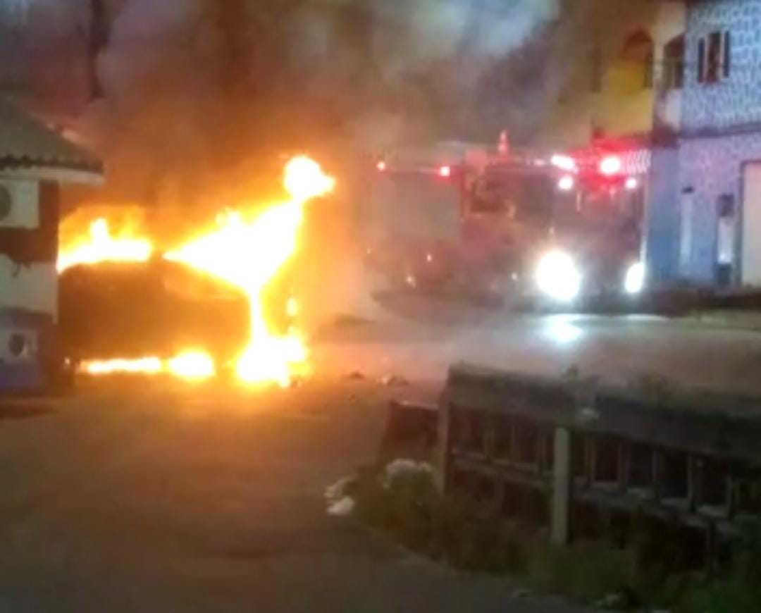 Comando Vermelho continua ataque pela madrugada e bota fogo em UBS