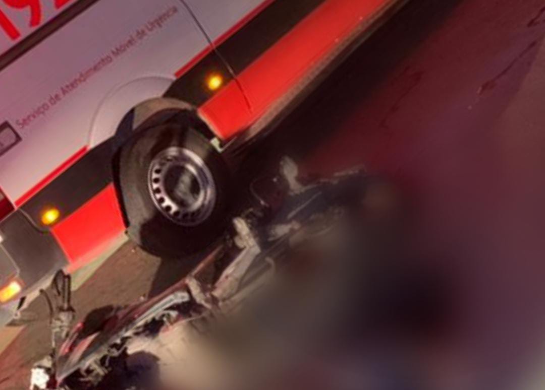 Mulher perde o controle de motocicleta e morre em rotatória de Manaus