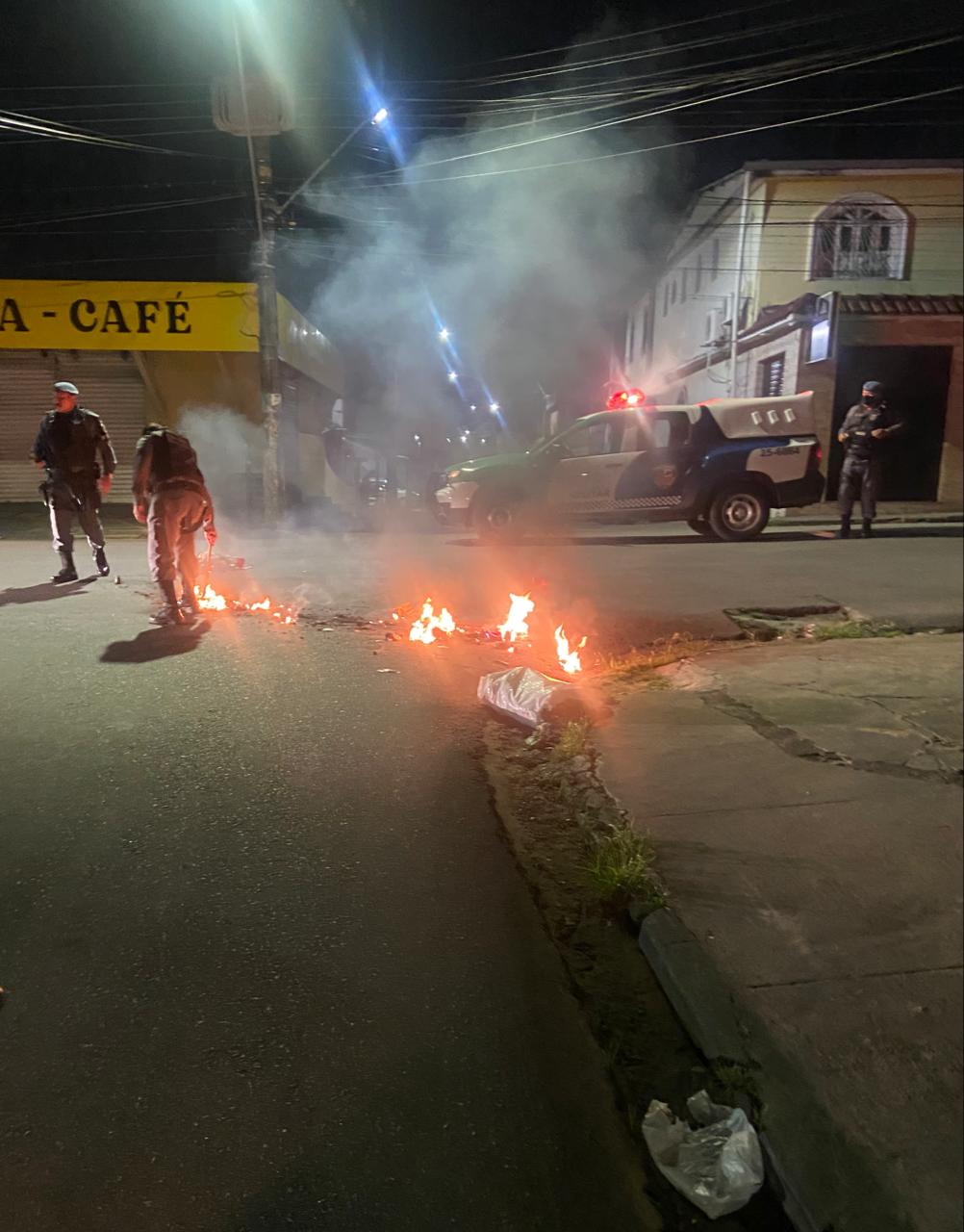 Criminosos da CV ateiam fogo em barricada e bloqueiam avenida de Manaus