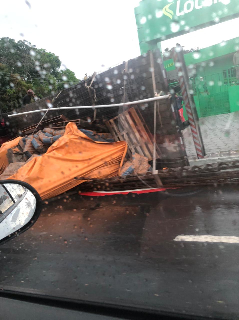 Caminhão com cimento tomba e causa congestionamento em avenida de Manaus