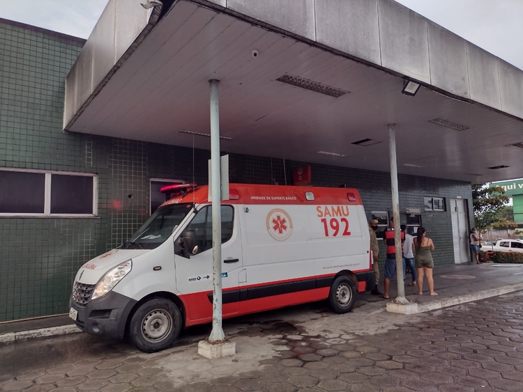 Dupla recebe descarga elétrica após raio cair em árvore em Manaus