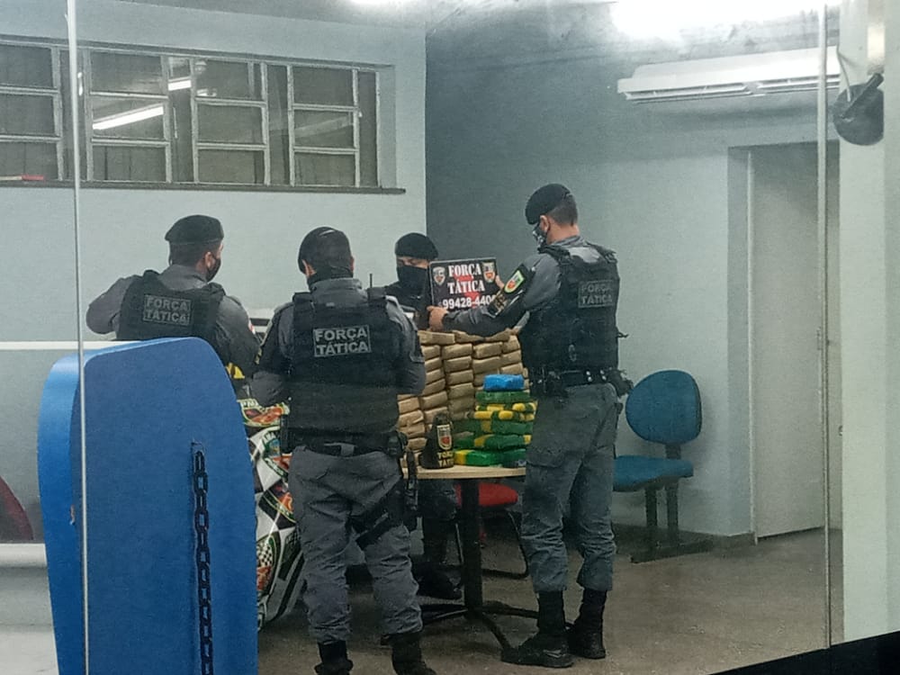 Preso, motorista de app entrega esconderijo de 100 Kg de drogas em Manaus