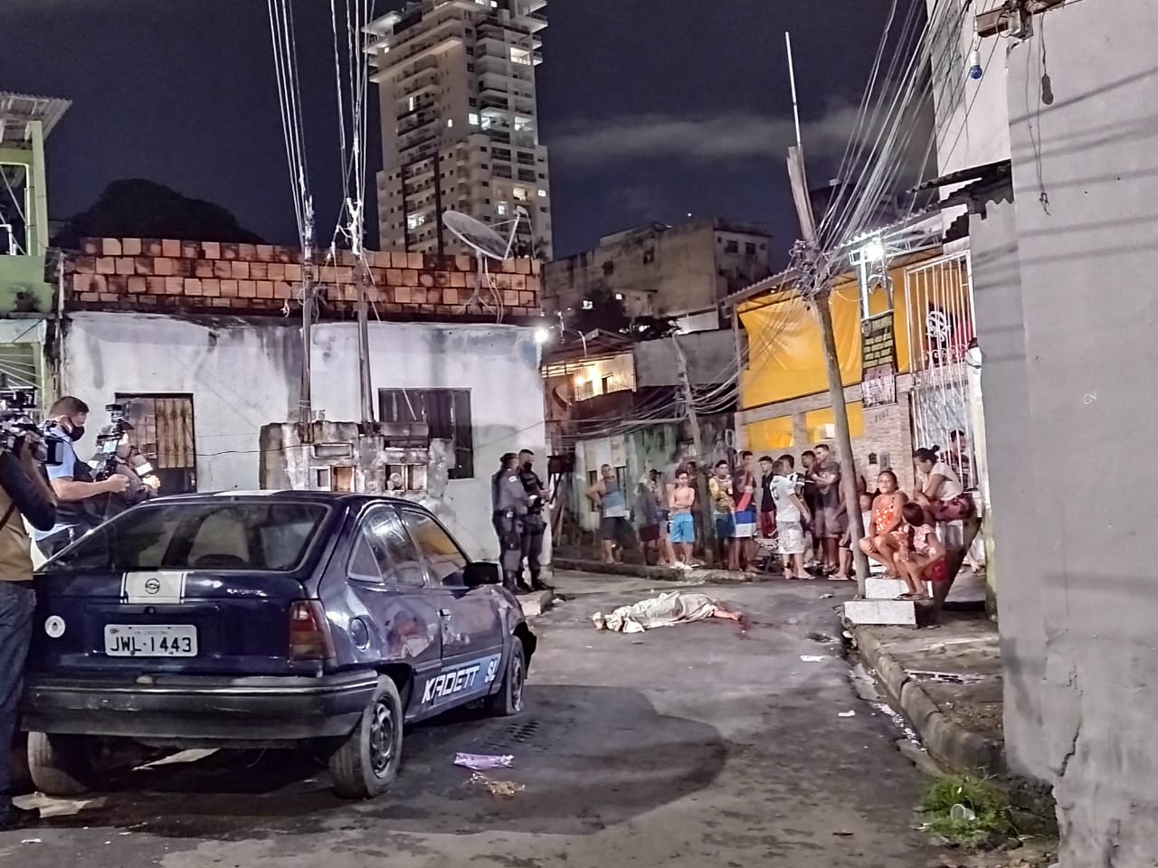 Homem é morto e amigo baleado quando esperavam pra assistir jogo em Manaus