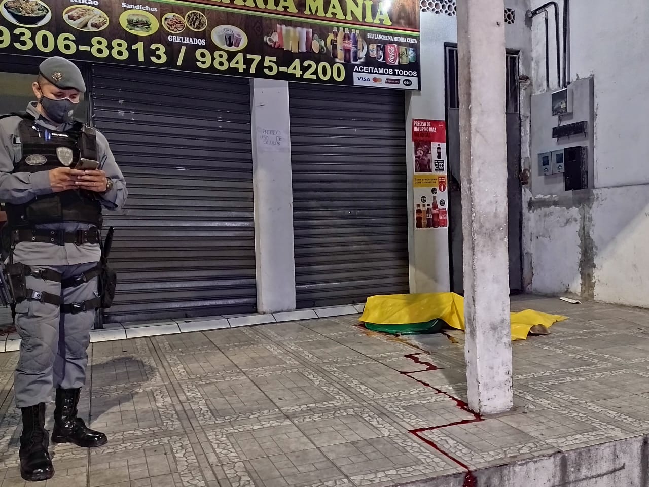 Entregador é morto e adolescente baleado em lanche de Manaus