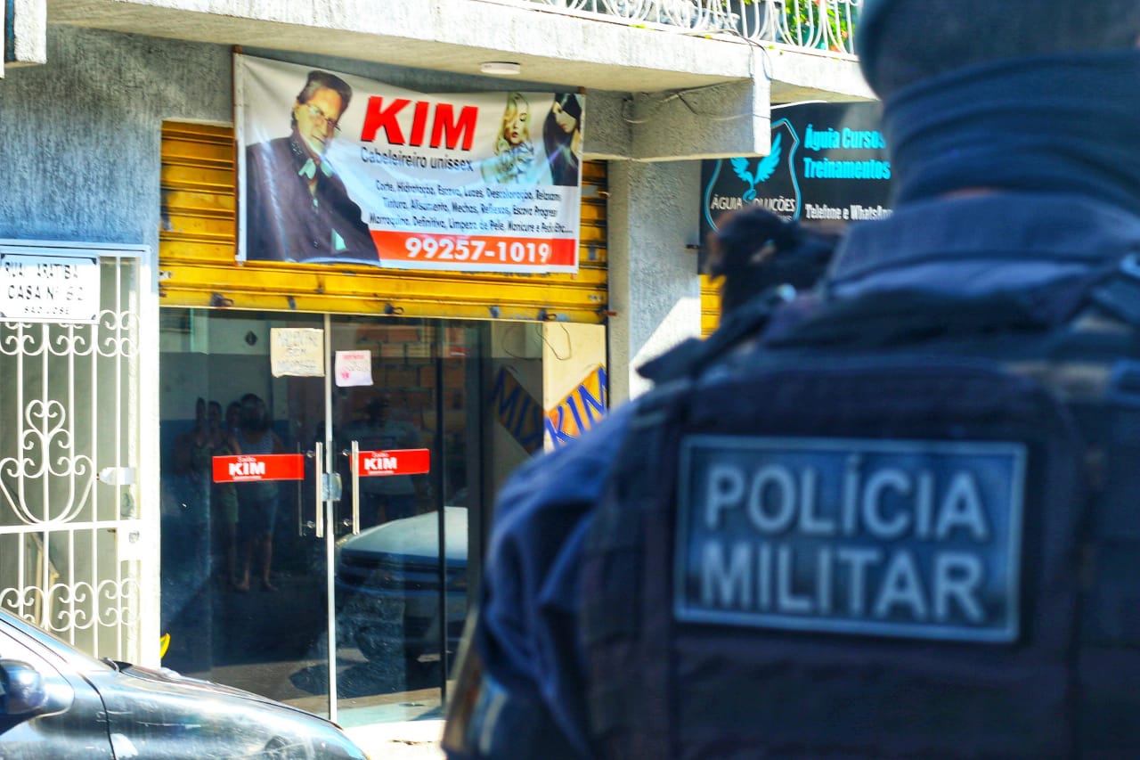 Cabeleireiro é brutalmente assassinado na frente de mulher em Manaus