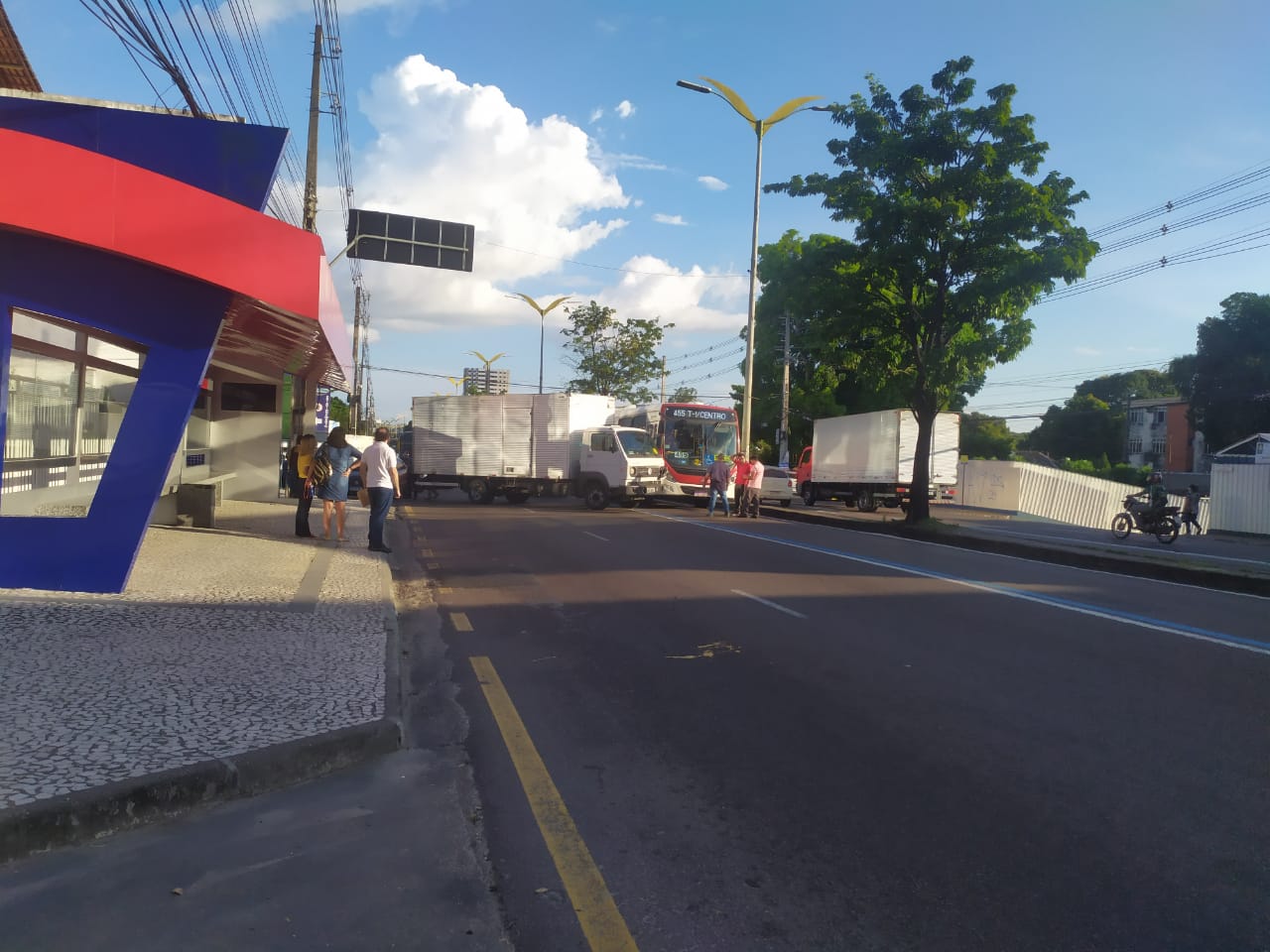 Acidente entre ônibus e caminhão causa fila quilométrica em avenida de Manaus
