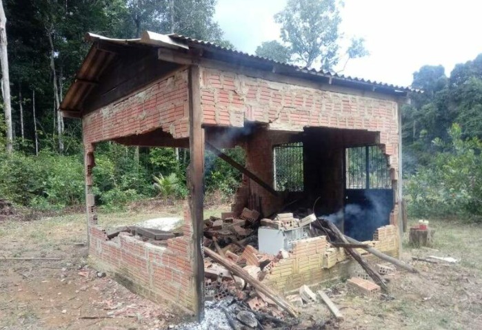 Família tem casa incendiada e acusa donos de hotel de selva no Amazonas
