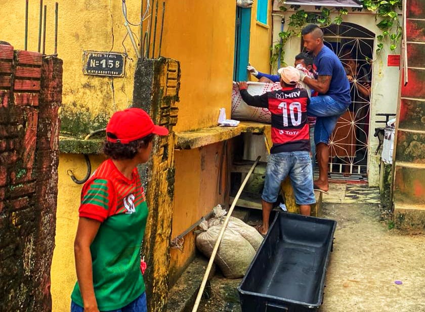 Pistoleiros invadem casa e matam homem a tiros na frente do filho em Manaus