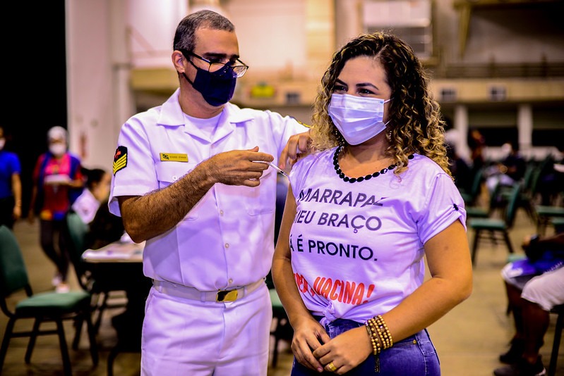 Jovens de 26 anos recebem 1ª dose da vacina contra a covid hoje em Manaus