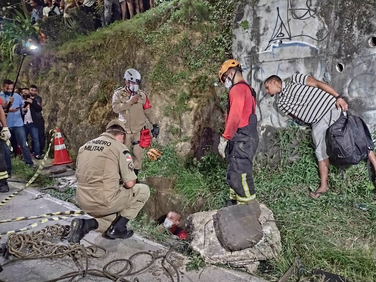 Vídeo: assaltante é resgatado após entrar em bueiro para não ser linchado em Manaus