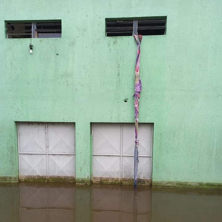 Presos fogem por basculante de escola usada como delegacia no Amazonas 