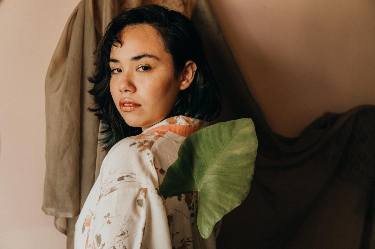 Gabi Farias apresenta 'Enchente Live Show' neste sábado  