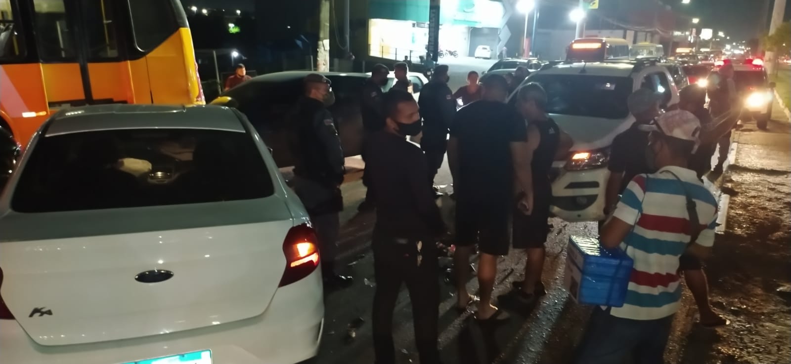 Carro 'voa' na pista e atropela homem em grave acidente em Manaus