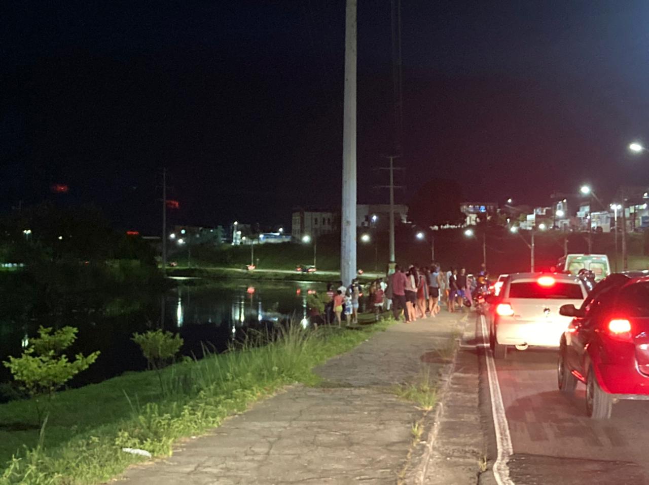 Jovens desaparecem nas águas ao tentarem buscar bola em igarapé de Manaus