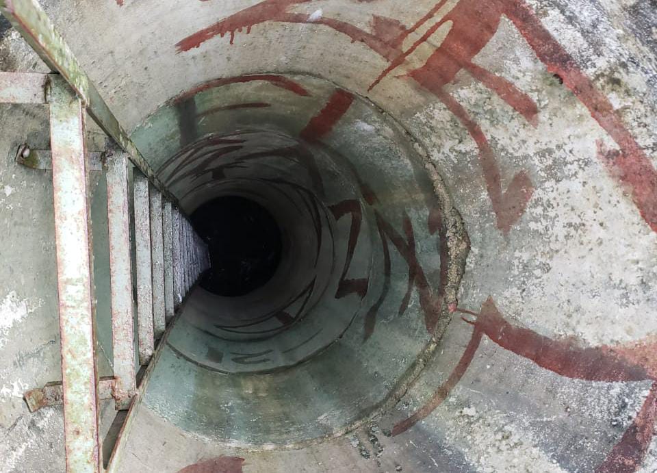 Criança cai em buraco de 15 metros ao tentar pegar papagaio em Manaus