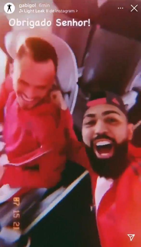 Gabigol comemora pouso de avião do Fla após previsão polêmica de sensitiva